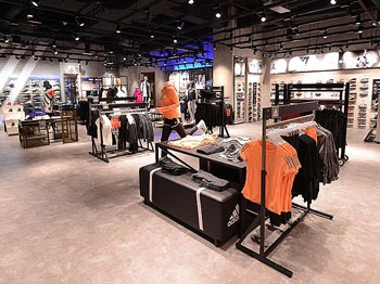 Ownway case: clothing exhibition hall